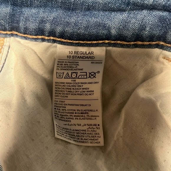 Old Navy rockstar skinny jeans- built in sculpt - Picture 3 of 4